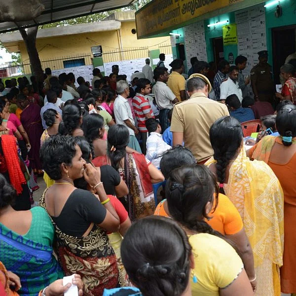 வாக்குப்பதிவு தொடக்கம் முதல்... மாலை டோக்கன் வழங்கும் வரை... ஆர்.கே.நகர் வாக்குப்பதிவு சுவாரஸ்ய சம்பவங்களின் தொகுப்பு...