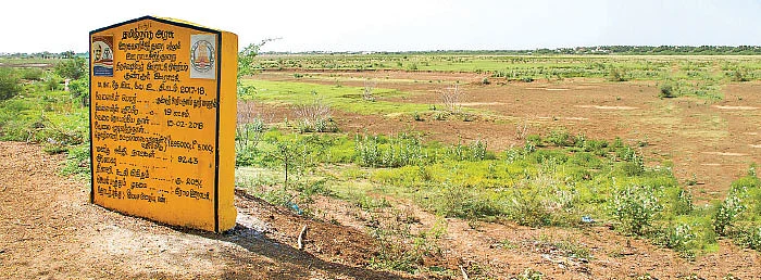 “நாங்கள் தூர்வாரினோம்... ரூ.19 லட்சம் செலவழித்ததாக அதிகாரிகள் கல்வெட்டு வைத்தனர்!”