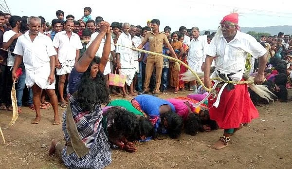 சாட்டையால் பெண்களை அடித்து பேய் விரட்டும் விநோதத் திருவிழா!