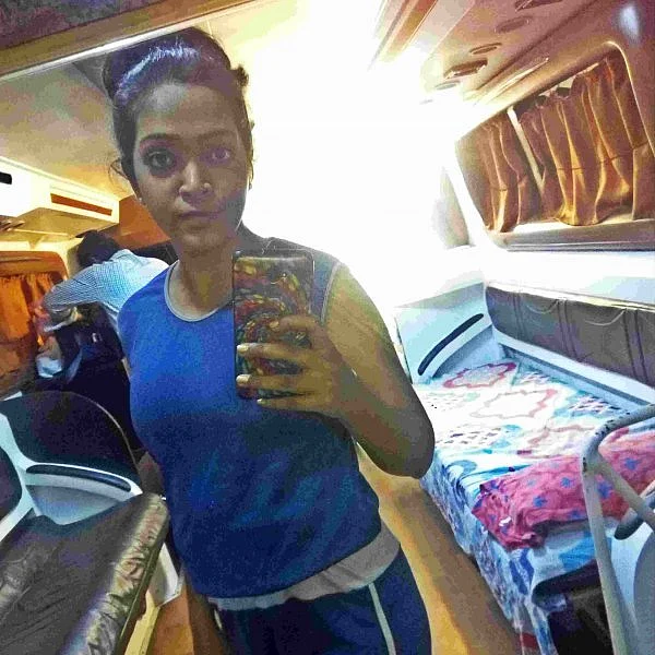 ‘நான் காலி’னு இடுப்பை பிடிச்சுகிட்டு நின்னுட்டார் சிவா!” தமிழ்ப் படம் 2 நவ்யா சுஜி