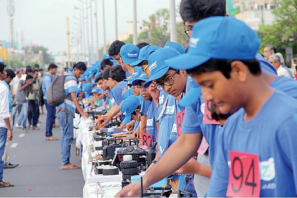 அதிரடி ரோபோக்கள் அசத்தும் வசீகரன்கள்!