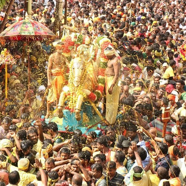கள்ளழகர் திருக்கோலத்தில் பரமக்குடி வைகை ஆற்றில் இறங்கிய சுந்தரராஜ பெருமாள்!