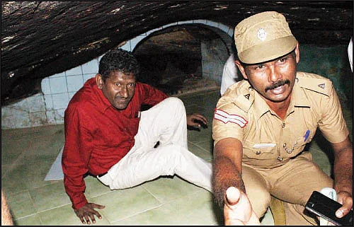 புகார் சொன்னால் நிர்வாண குளியல்!