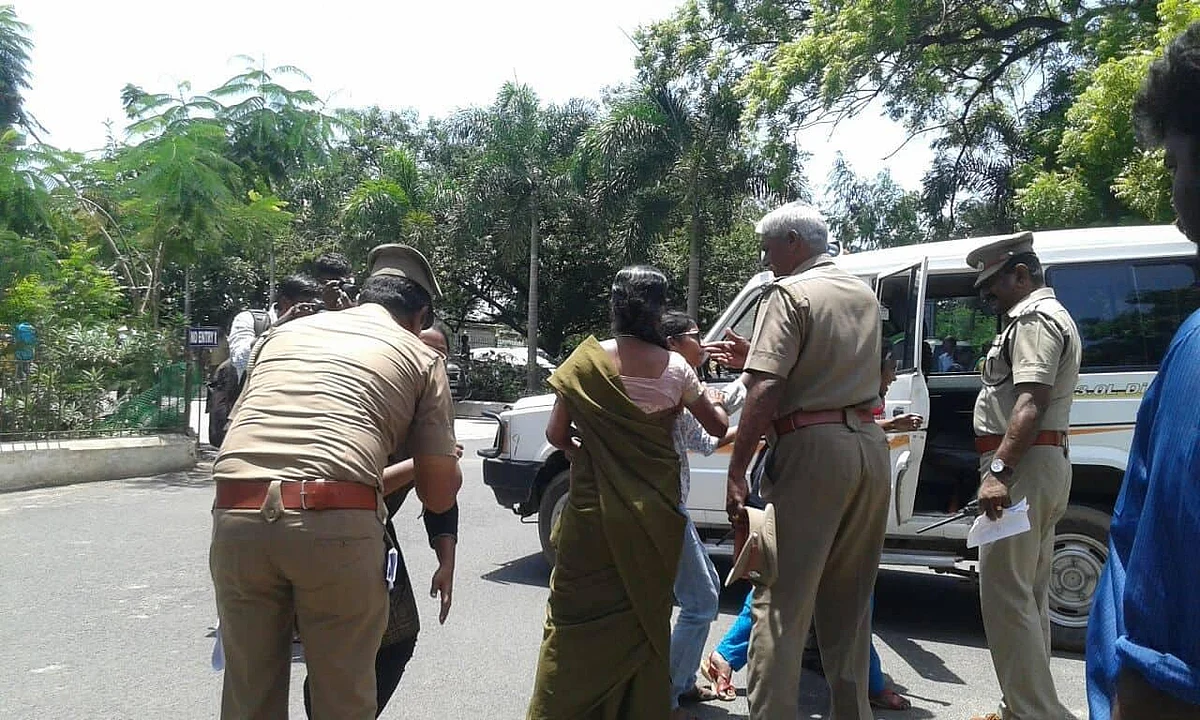 முதலமைச்சர் வருகையின்போது போராடிய 8 மாணவர்கள் கைது!