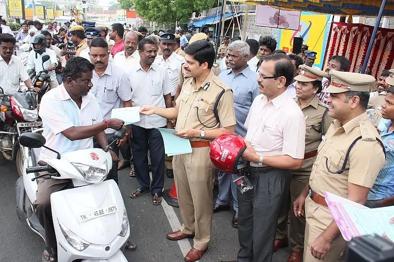 ஹெல்மெட் தட்டுப்பாடு: அண்டை மாநிலங்களுக்கு படையெடுக்கும் வாகன ஓட்டிகள்