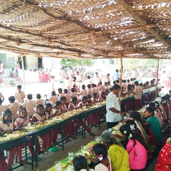பொதுத்தேர்வு எழுதப்போகும் மாணவர்களுக்கு விருந்து வைத்து அசத்திய அரசுப் பள்ளி