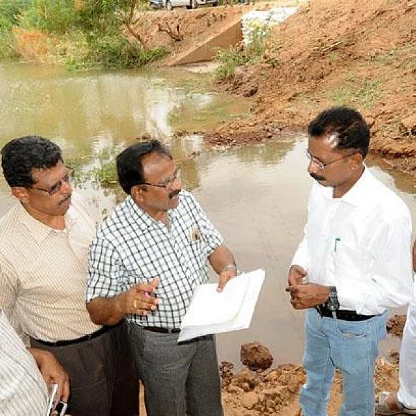 மதகுகளில் கசிந்த காவிரி வெள்ளம்... மணல் மூட்டைகளால் அணை!