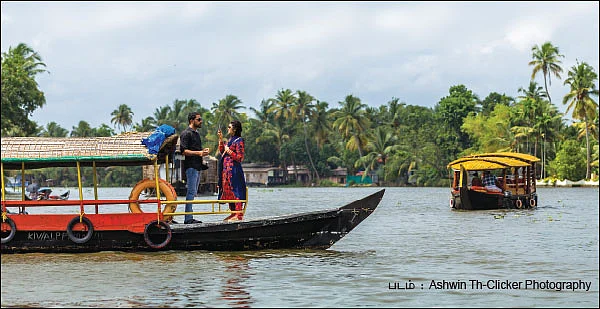 தித்திக்கும் தேன் நிலவு