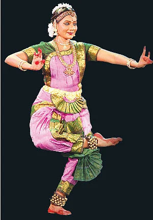 ஒரு கையில் கோப்பு... மறு கையில் அபிநயம்...