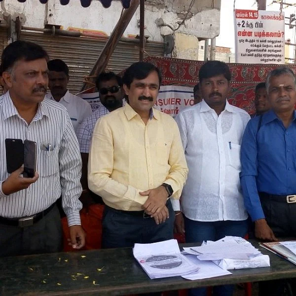 `40 எம்.பி-க்களின் வீட்டின் முன்பு உட்காருங்கள்' - இளைஞர்களுக்கு பொன்ராஜ் அறைகூவல்