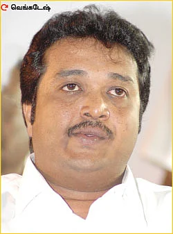 மிஸ்டர் கழுகு: பன்னீர் சட்டையைப் பிடித்த டாக்டர் வெங்கடேஷ்!