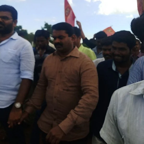 ஒரு கைப்பிடி மண்ணைக்கூட எடுக்கவிட மாட்டேன் ! மலையைக் காப்பாற்ற உறுதியளித்த சீமான் !