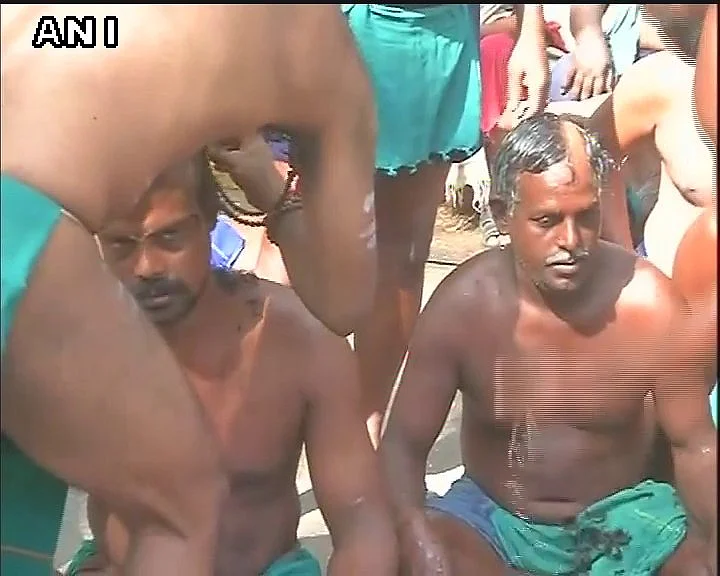 அரைமொட்டை அடித்து போராட்டத்தை தொடரும் விவசாயிகள்