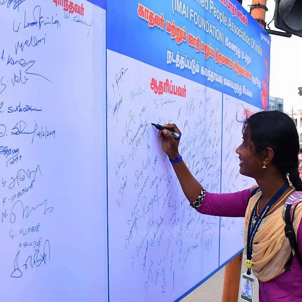 ‘காதலை ஆதரிக்கிறீர்களா?, எதிர்க்கிறீர்களா?’ - ஆர்வமுடன் கையெழுத்திட்ட மாணவிகள்