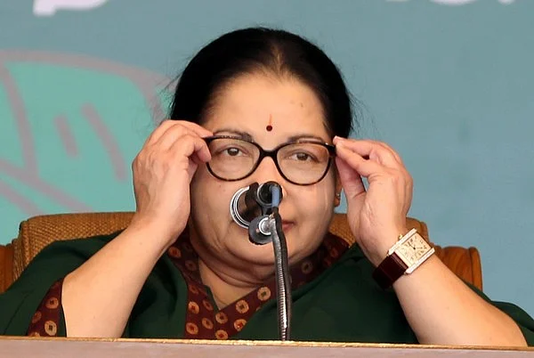 அதிகாரிகள் மாற்றத்தை ரத்து செய்யுங்கள்..! -ஆணையத்திடம் கொந்தளிக்கும் அதிமுக!
