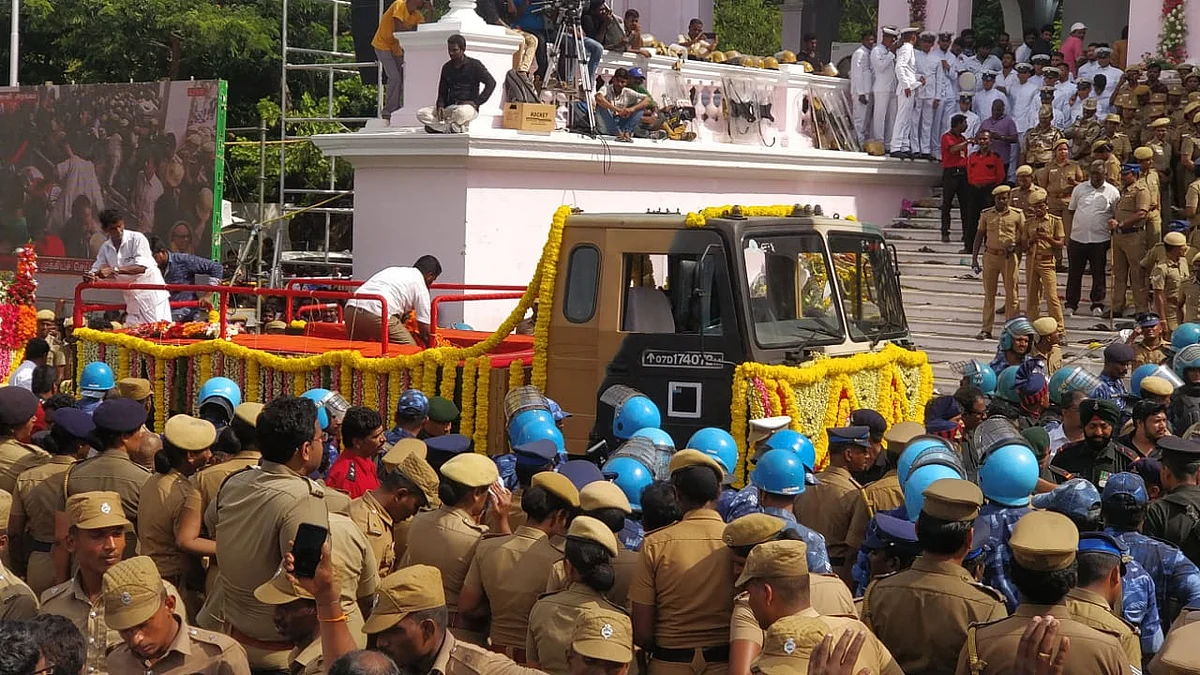Live update: மெரினாவில் விதைக்கப்பட்டார் கலைஞர்! #Karunanidhi