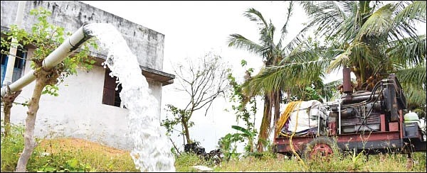 ‘கஜா’ துயர் துடைக்க... களத்தில் விகடன்!
