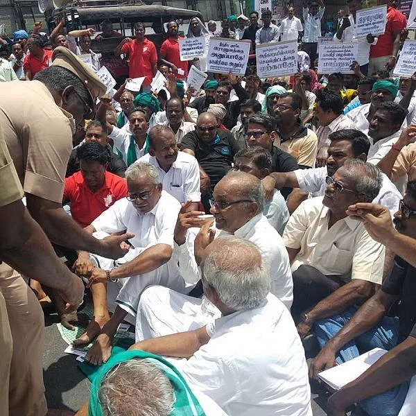 போர்க்களம் போல் மாறிய தஞ்சை - புதுக்கோட்டை சாலை; ராணுவ விமானப் படைத்தளம் முற்றுகை
