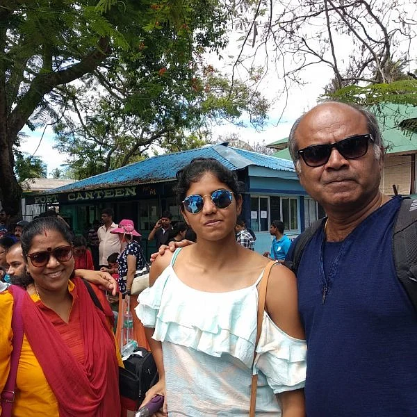 ``அப்பவும் இப்பவும் வீட்டைப் பெருக்கி, பாத்திரம் தேய்ச்சு வைச்சுட்டுதான் போவார்'' - `தலைவாசல் விஜய்' மனைவி ராஜேஸ்வரி