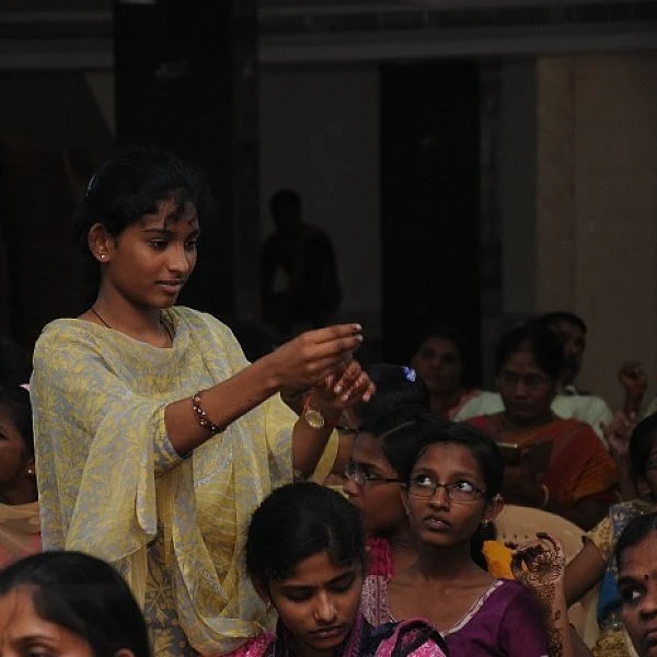 ``எங்க திறமைகளைப் பாருங்க... பரிதாபம் வேண்டாம்!’’ - மொழி மனிதர்களுடன் ஒரு நாள்