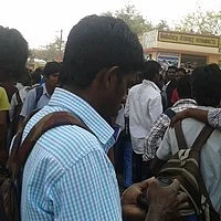 வேப்பம்பட்டில் ஓடும் ரயிலில் மாணவன் பலி: டிக்கெட் பரிசோதகரை கைது செய்யக் கோரி மாணவர்கள் மறியல்!