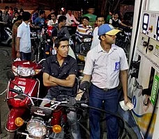 பெட்ரோலை அதிகம் பயன்படுத்துபவர்கள் யார்?: ஆய்வில் தகவல்!