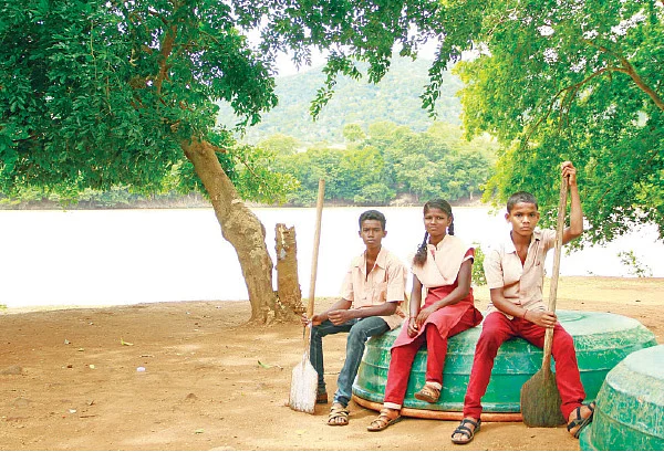 ஆற்றைக் கடந்து மலையில் நடந்து...