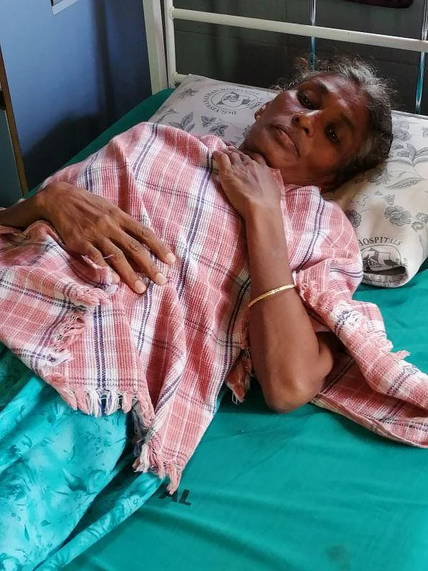 ``எங்களுக்கு யாரும் ஆதரவில்லை; சீக்கிரமே குணமாகி நாப்கின் தயாரிக்கணும்!" - புற்றுநோயில் வாடும் `நாப்கின்' வள்ளி