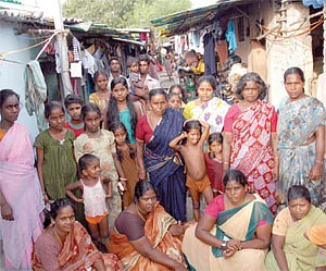 'விளையாடப் போனா... சுடுவாங்களாம்மா? '