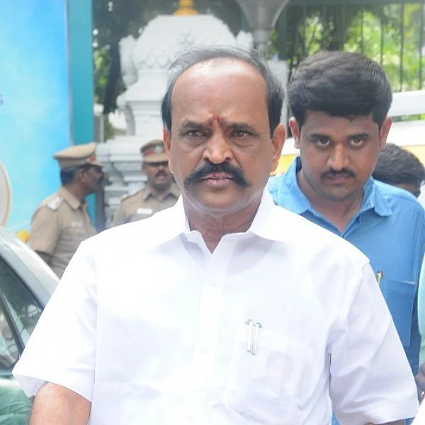 `ஸ்டெர்லைட் நிரந்தரமாக மூடப்படும் என எழுதிகொடுங்கள்' - அமைச்சரை அதிரவைத்த இளைஞர்!