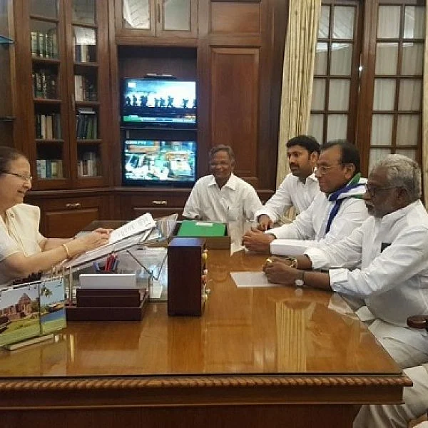 ஒன்று சேர்ந்த ஆந்திரக் கட்சிகள்! - ஒய்.எஸ்.ஆர் காங்கிரஸ் கட்சி எம்.பி-க்கள் கூண்டோடு ராஜினாமா!
