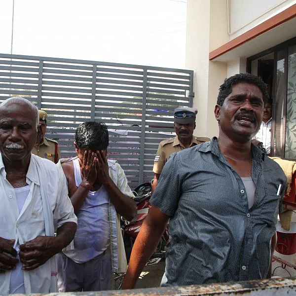போலீஸைப் பதறவைத்த மூன்று பேர்! அதிர்ந்துபோன சேலம் கலெக்டர் அலுவலகம்