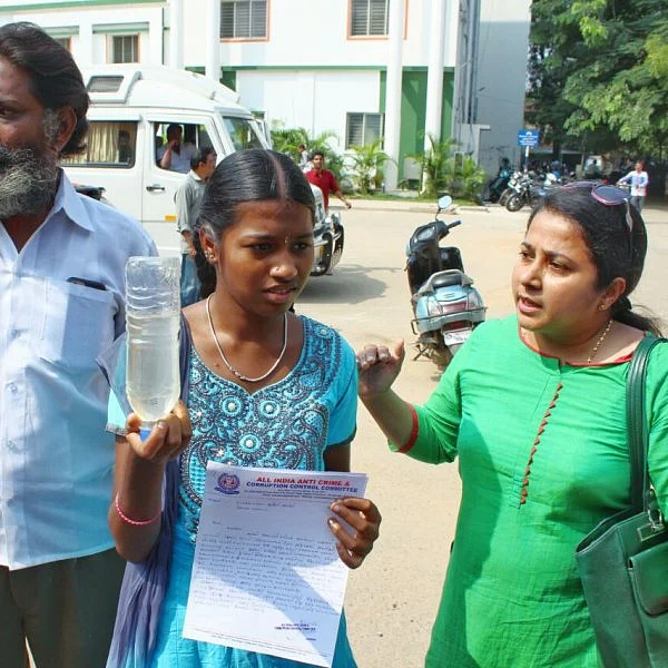 'டாய்லெட்டை கழுவ வைக்கிறாங்க; தமிழ்ல பேசினா ஃபைன் போடுறாங்க'- கோவை மெட்ரிக் பள்ளிமீது மாணவி பகீர் புகார்