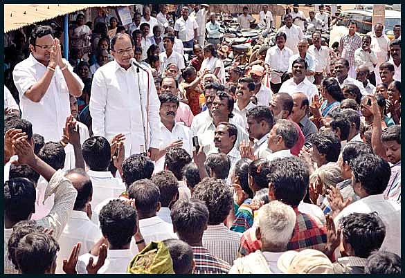 நம் நாட்டில்தான் குடுகுடு கிழவர்கள் ஆட்சி நடக்கிறது!