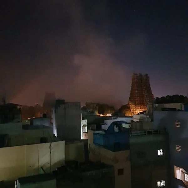 மதுரை மீனாட்சி அம்மன் கோயில் தீ விபத்து..! பொருள்கள் எரிந்து நாசம்