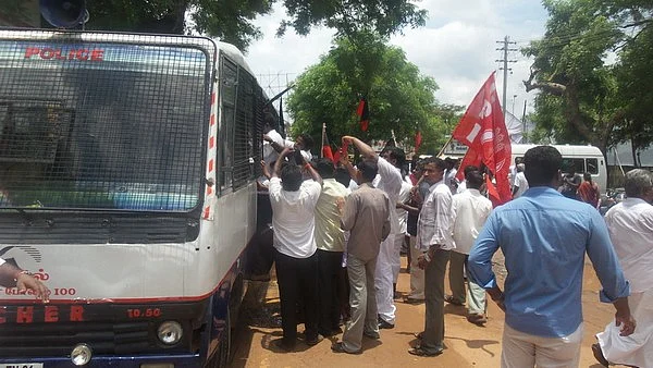 என்எல்சி தொழிலாளர்களுக்கு ஆதரவாக அனைத்து கட்சியினர் ரயில் மறியல்!
