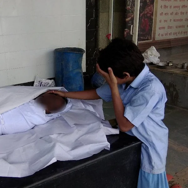 கண்கலங்கவைத்த புகைப்படம் - துப்பரவுத் தொழிலாளி குடும்பத்துக்கு ரூ.24 லட்சம் திரட்டிய நெட்டிசன்கள்!