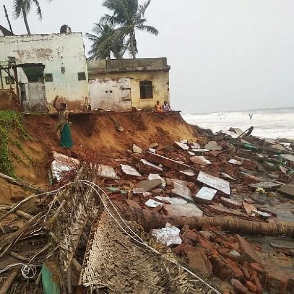 24 வீடுகளை கடலுக்குள் அனுப்பிய கஜா புயல் - சோகத்தில் மீனவ கிராமம்!