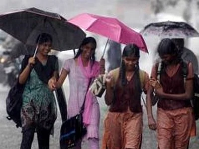 கனமழை எதிரொலி: `புதுச்சேரிக்கு ரெட் அலர்ட்!’ - பள்ளி, கல்லூரிகளுக்கு மேலும் இரண்டு நாள் விடுமுறை