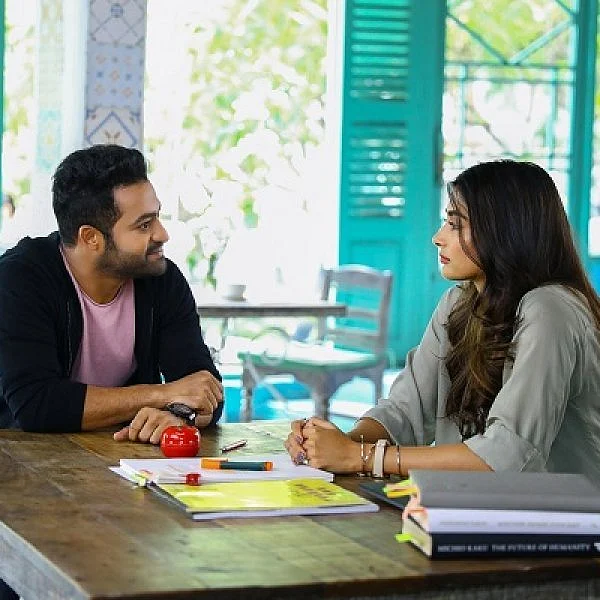 ``இப்படி வெட்டாதீங்க... இப்படிக் குத்தாதீங்க!" - தெலுங்கில் ஒரு மெட்டா சினிமா #AravindaSametha