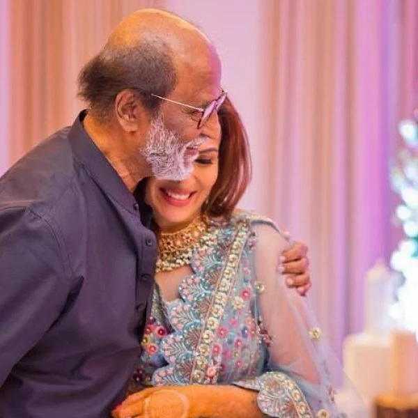 ஆக்வா லெஹெங்கா சோலி, சோக்கர், சாண்ட்பாலி காதணி..! சௌந்தர்யா திருமண காஸ்ட்யூம்ஸ்