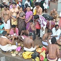 ஆடி அமாவாசை தினத்தில் ராமேஸ்வரம் அக்னி தீர்த்த கடல்!