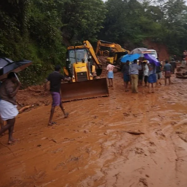 மூணாறில் கடும் நிலச்சரிவு! சிக்கிக்கொண்ட 60 பேரை மீட்கப் போராடும் ராணுவம்!
