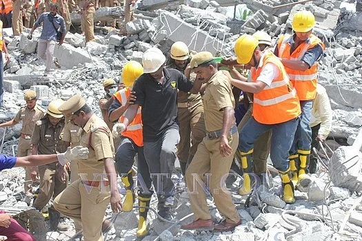 கட்டட விபத்தில் மேலும் 4 பேர் உயிருடன் மீட்பு: பலி எண்ணிக்கை 30 ஆனது!