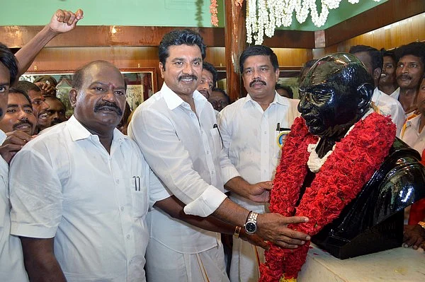 112வது பிறந்த நாள்: காமராஜர் சிலைக்கு ஜெயலலிதா உள்பட தலைவர்கள் மரியாதை!