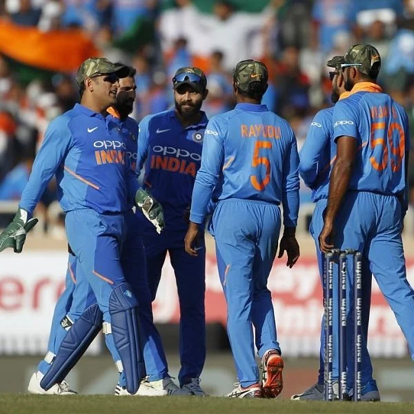 கோலி சொன்ன `மாற்றம்’ -ஆஸ்திரேலியாவுக்கு எதிரான கடைசி இரு போட்டிகளில் தோனிக்கு ஓய்வு!