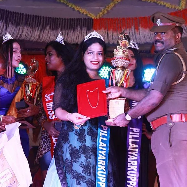 புதுச்சேரி பிள்ளையார் குப்பம் கூத்தாண்டவர் கோவிலில் நடைபெற்ற திருநங்கை அழகிப் போட்டி.... படங்கள் - அ.குரூஸ்தனம்