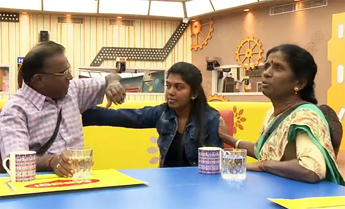 பிக்பாஸுக்கு பல்போ பல்பு... பழக்கத்த மாத்திக்கலாமே பாலாஜி... #BiggBossTamil2