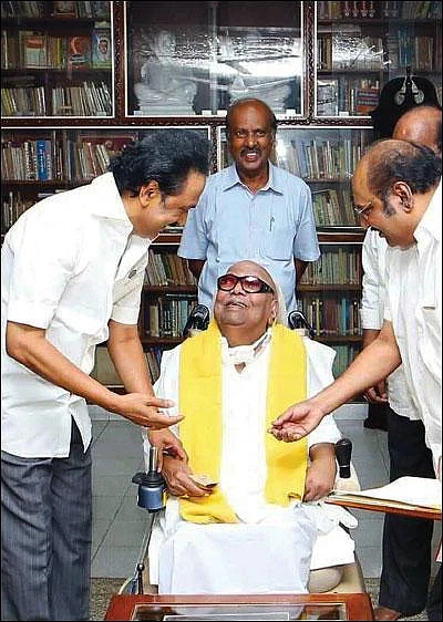 முதுகுவலி முதல் கல்லீரல் பாதிப்பு வரை... கருணாநிதியின் மெடிக்கல் ரிப்போர்ட்!
