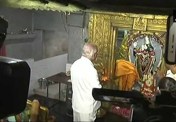 முதல் ஆளாக வாக்களித்த பாஜக முதல்வர் வேட்பாளர்